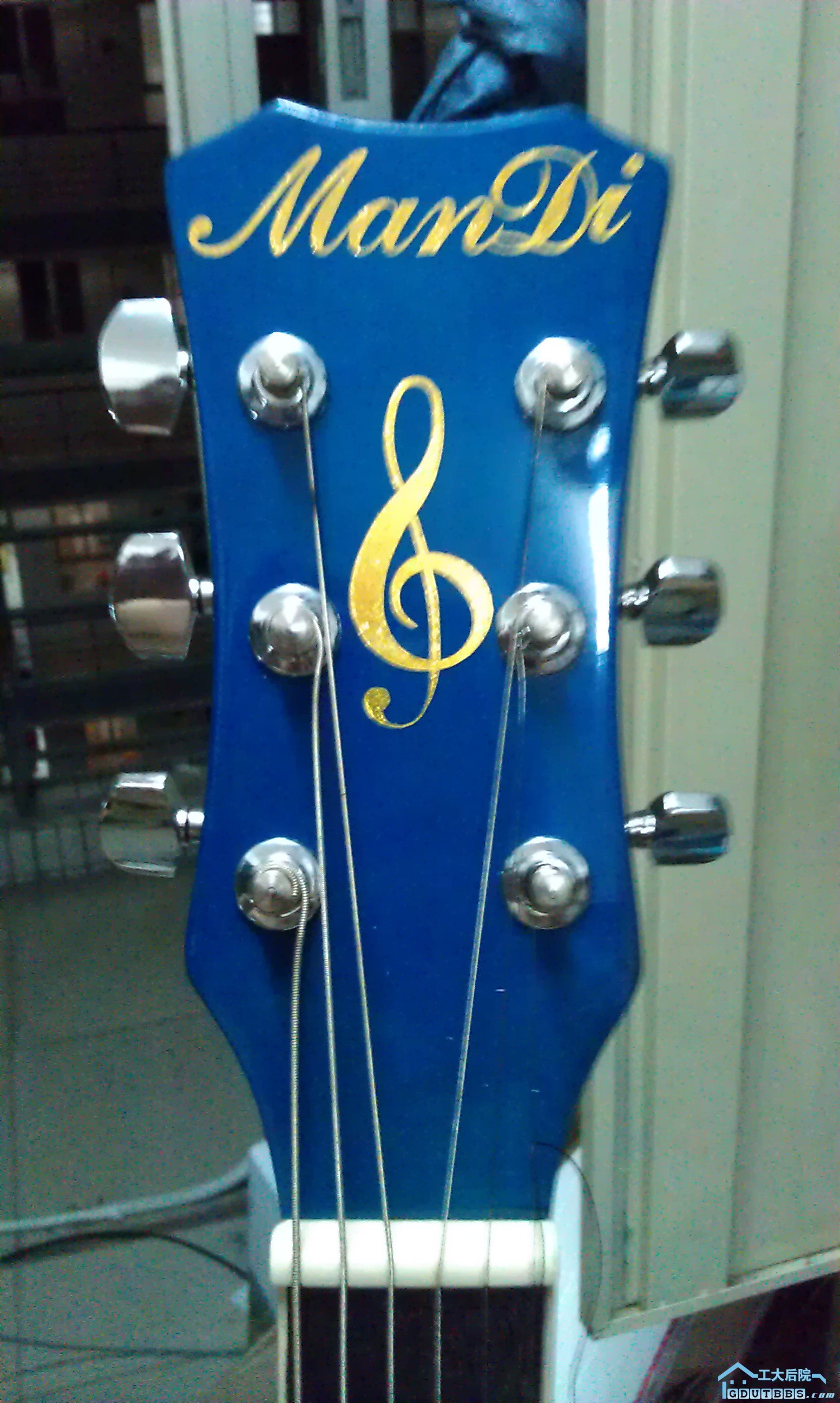 二手价格出售全新曼迪吉他蓝色一把